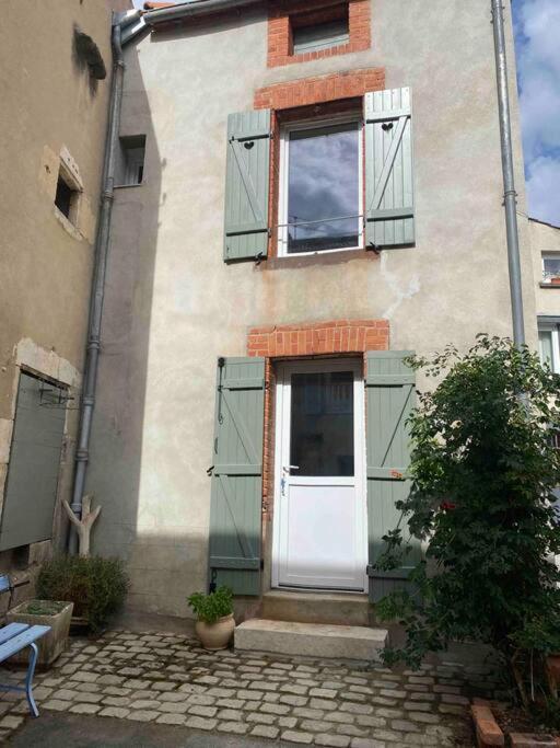 Petite Maison De Village Ebreuil Buitenkant foto